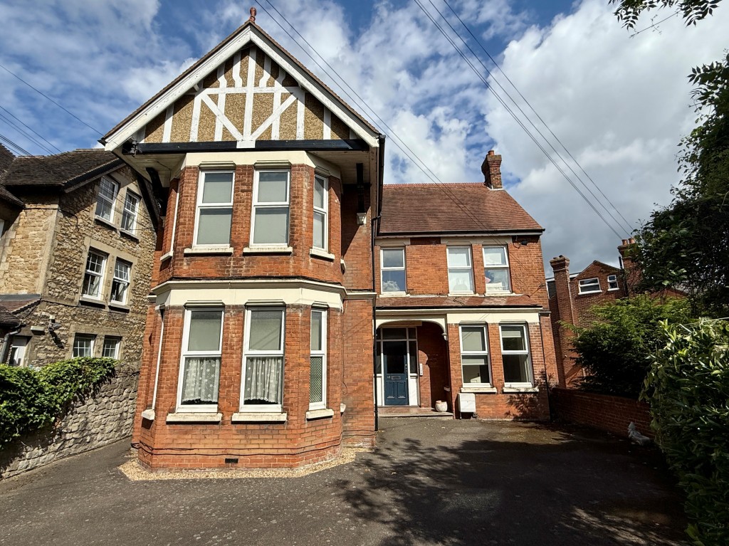 Lot: 163 - FREEHOLD INVESTMENT COMPRISING FIVE FLATS - Detached building